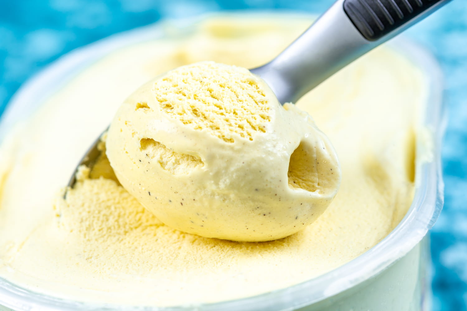 Fini la glace trop dure : le bon geste à faire avant de mettre son pot au congélateur