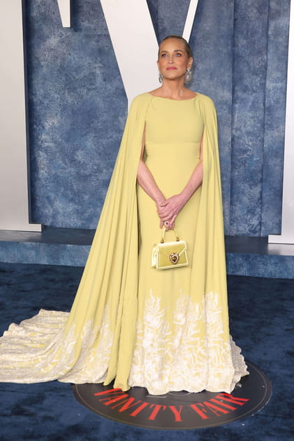 Sharon Stone en robe longue jaune pastel