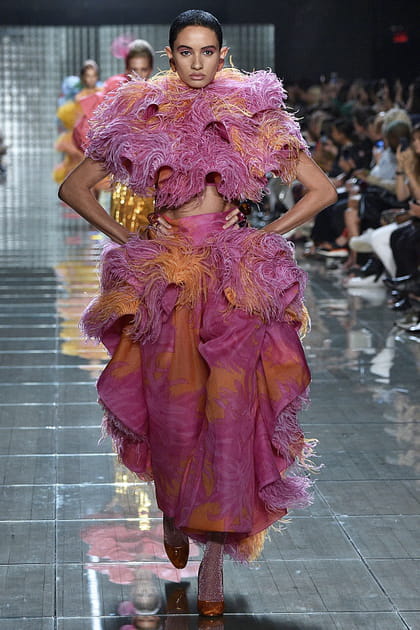 Silhouette Marc Jacobs en ensemble rose et orange &agrave; plumes
