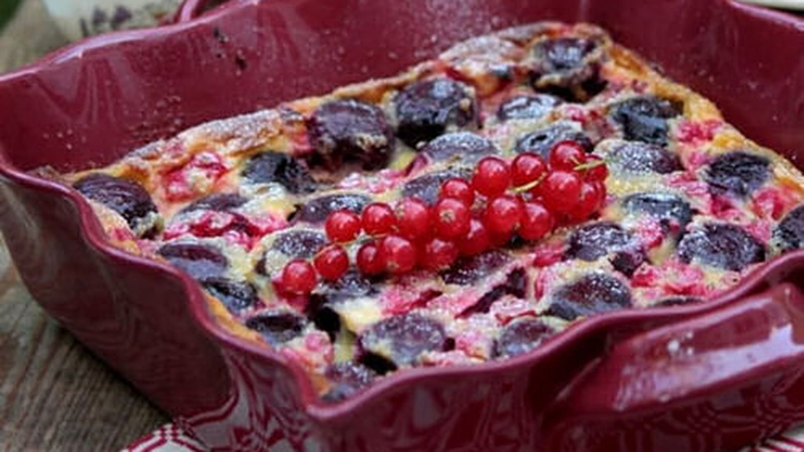 Clafoutis gourmand aux cerises et groseilles