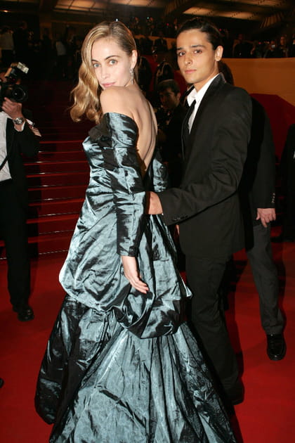 Emmanuelle Béart en robe satinée dos nu