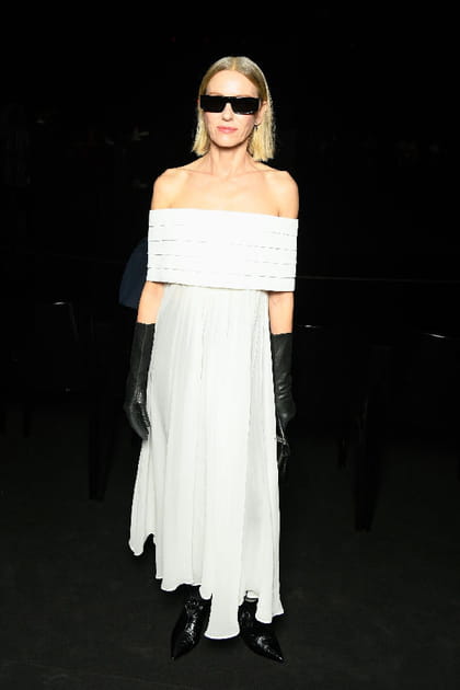 Naomi Watts en robe bustier blanche et longs gants noirs