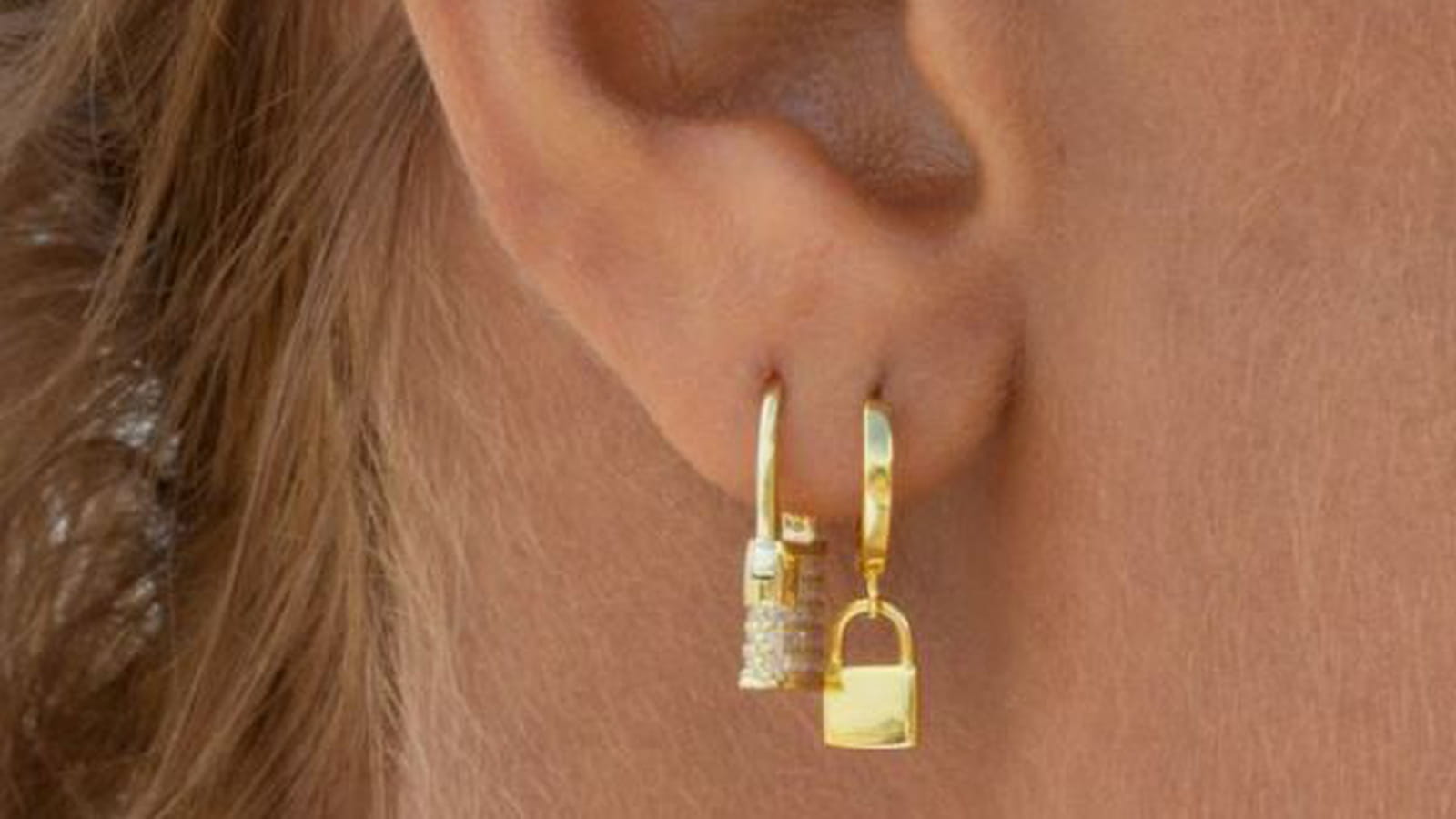 Les clés et cadenas sur l'oreille