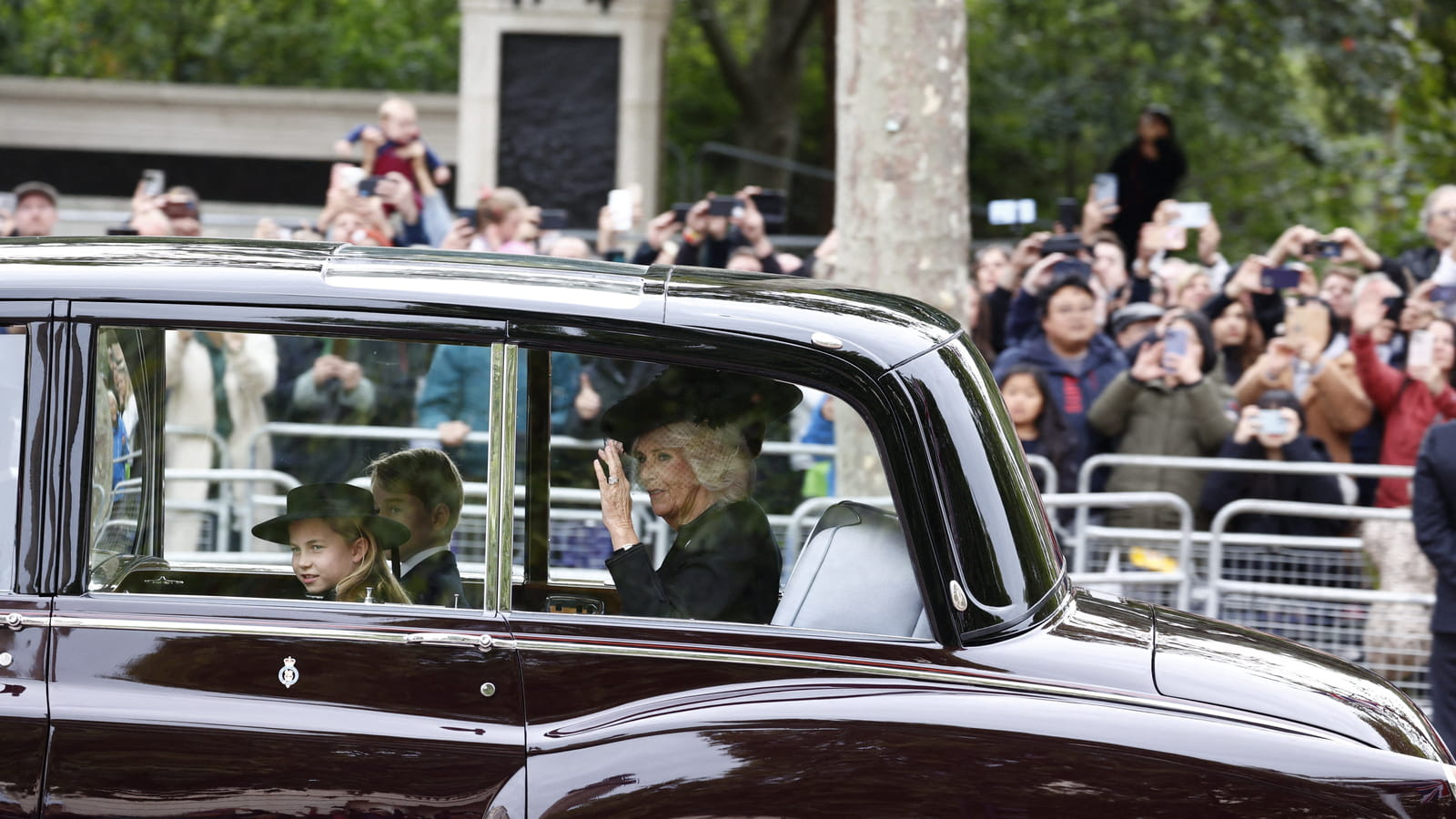 Princesse Charlotte et son frère George avec Camilla