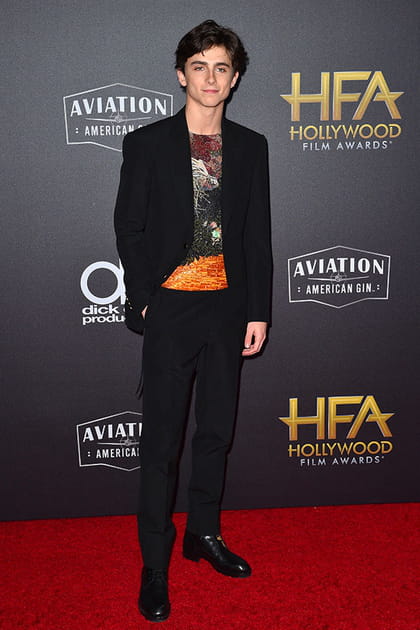 Timothée Chalamet en costume noir Louis Vuitton et T-shirt fantaisie