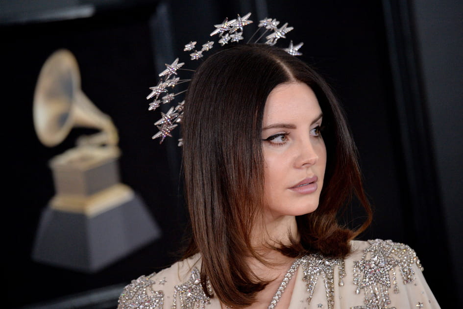 Lana Del Rey, ind&eacute;modable avec son carr&eacute; long effil&eacute;