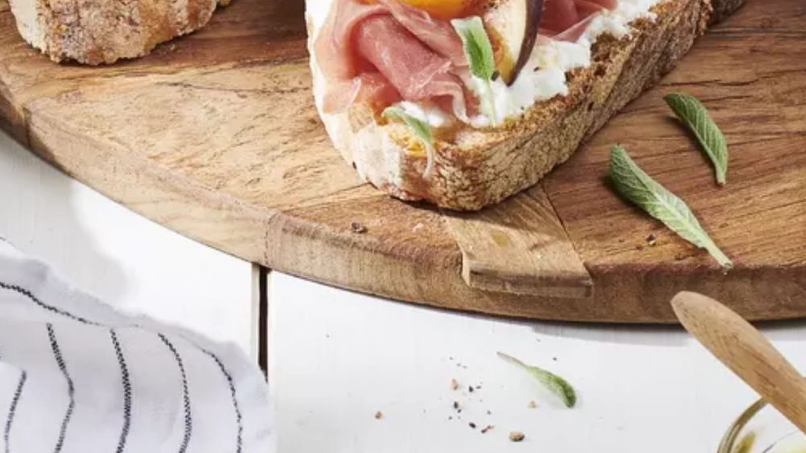Bruschetta, brousse de brebis, figues, jambon cru, billes de melon et sauge