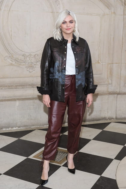 Louane en veste en cuir noire, T-shirt blanc et pantalon chocolat