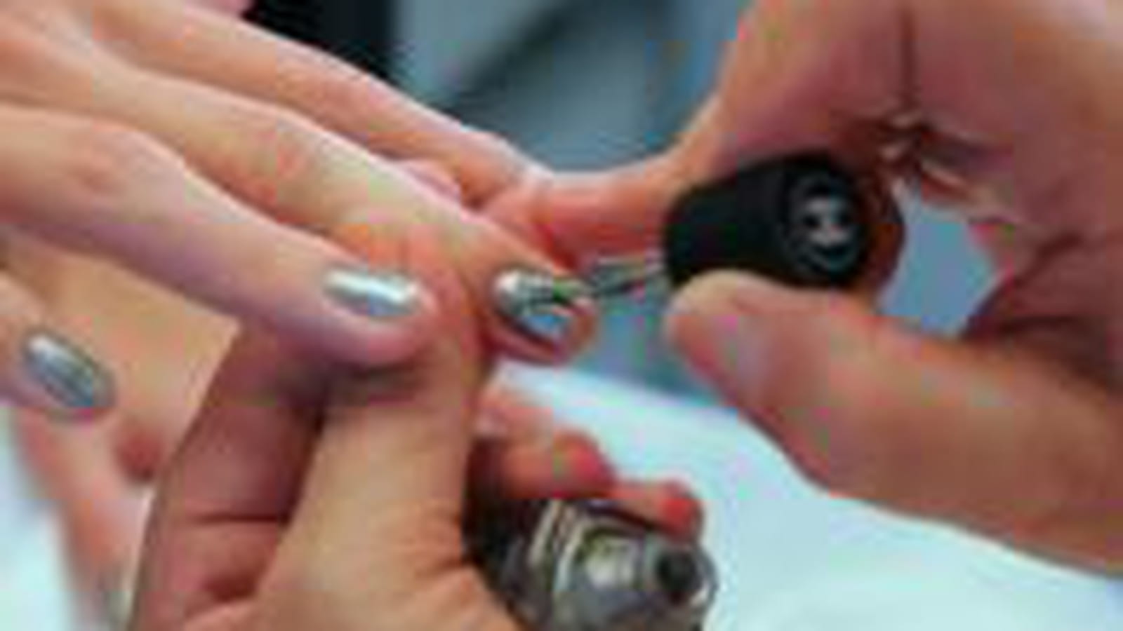 Faites-vous des ongles tendance avec le vernis Graphite de Chanel