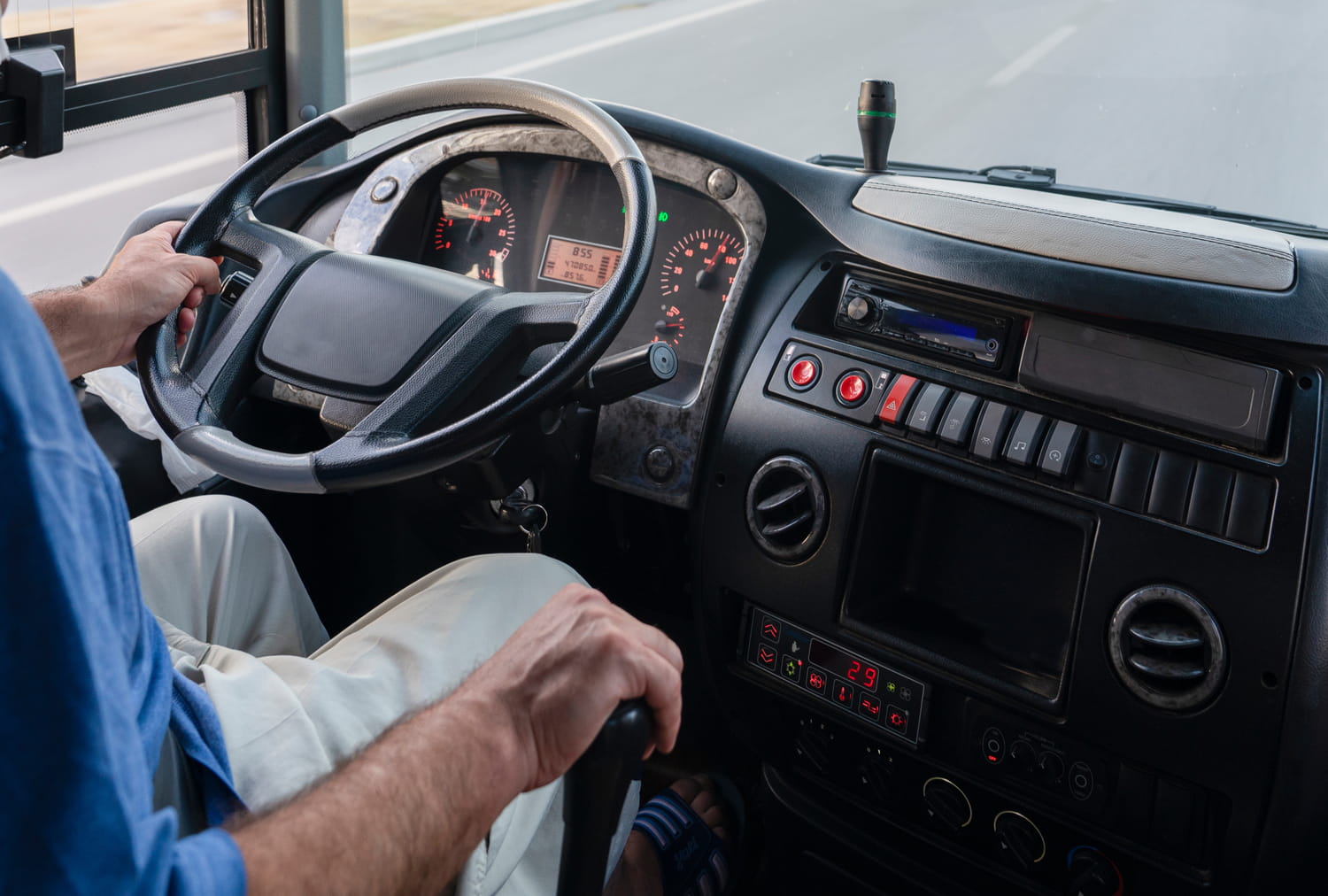 Un chauffeur de bus, jugé pour "atteinte sexuelle" sur une collégienne : "Il voulait l'enlever"