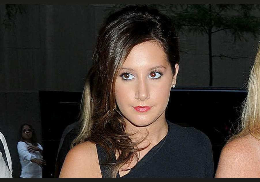 Les cheveux sur le c&ocirc;t&eacute; d'Ashley Tisdale