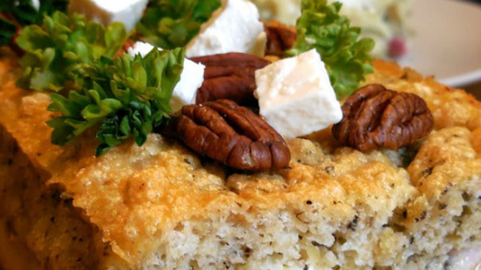 Cake magique aux olives, lardons et feta