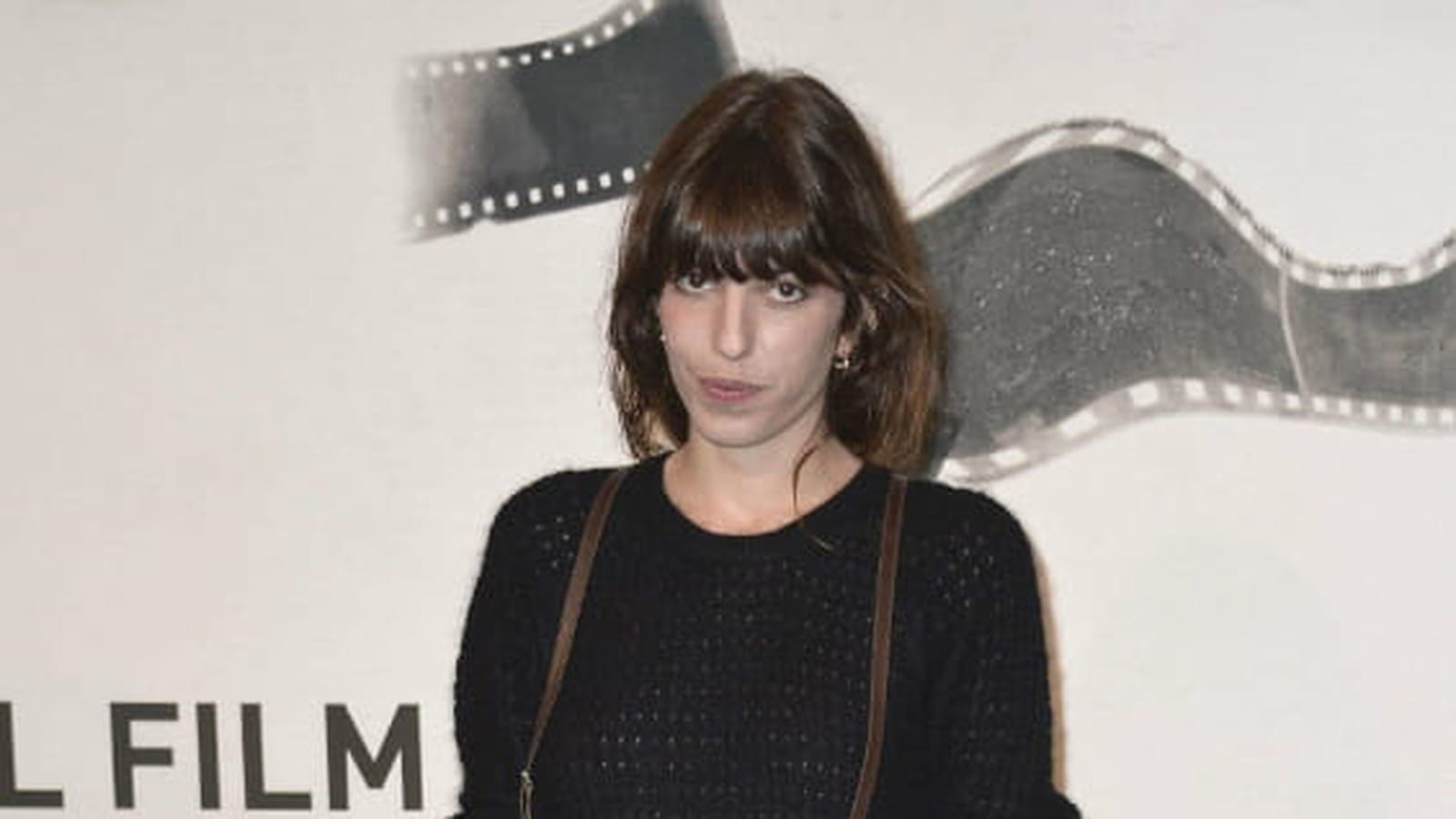 Lou Doillon en jean et top noir 