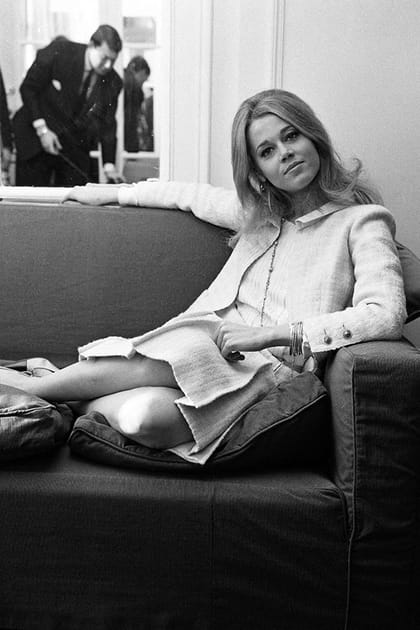 Jane Fonda en robe mi-longue et veste