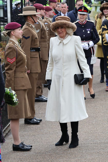 Camilla Parker-Bowles en long manteau blanc à revers et chapeau marron