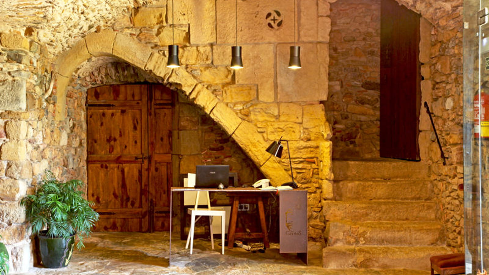 Sous l'escalier