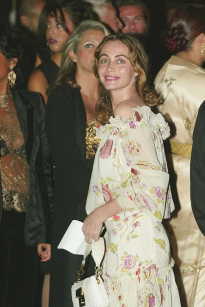 Emmanuelle Béart en robe blanche fleurie à encolure Bardot