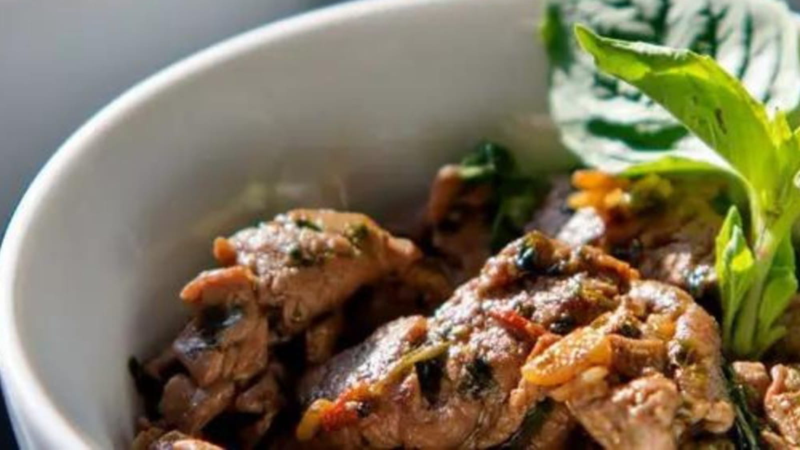 Bœuf Angus piquant au basilic thaï