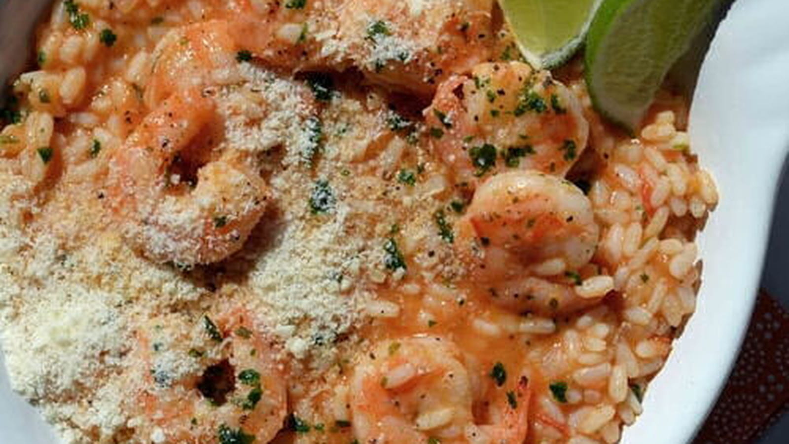 Risotto au bouillon de tomates, scampi, parmesan et citron vert