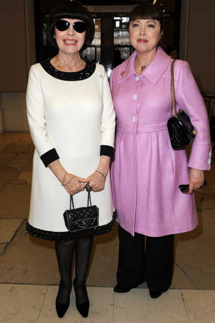 Avec sa s&oelig;ur Monique