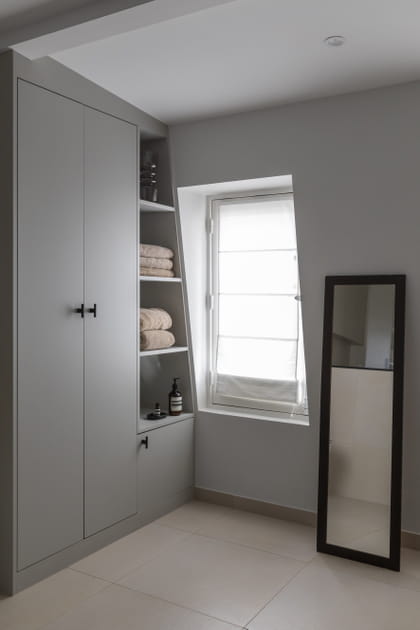Apr&egrave;s&nbsp;: une salle d'eau avec des rangements bien plac&eacute;s
