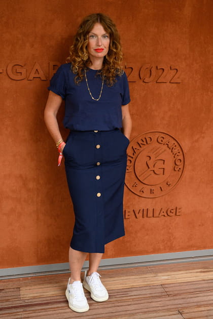 Aur&eacute;lie Saada en jupe bleu marine