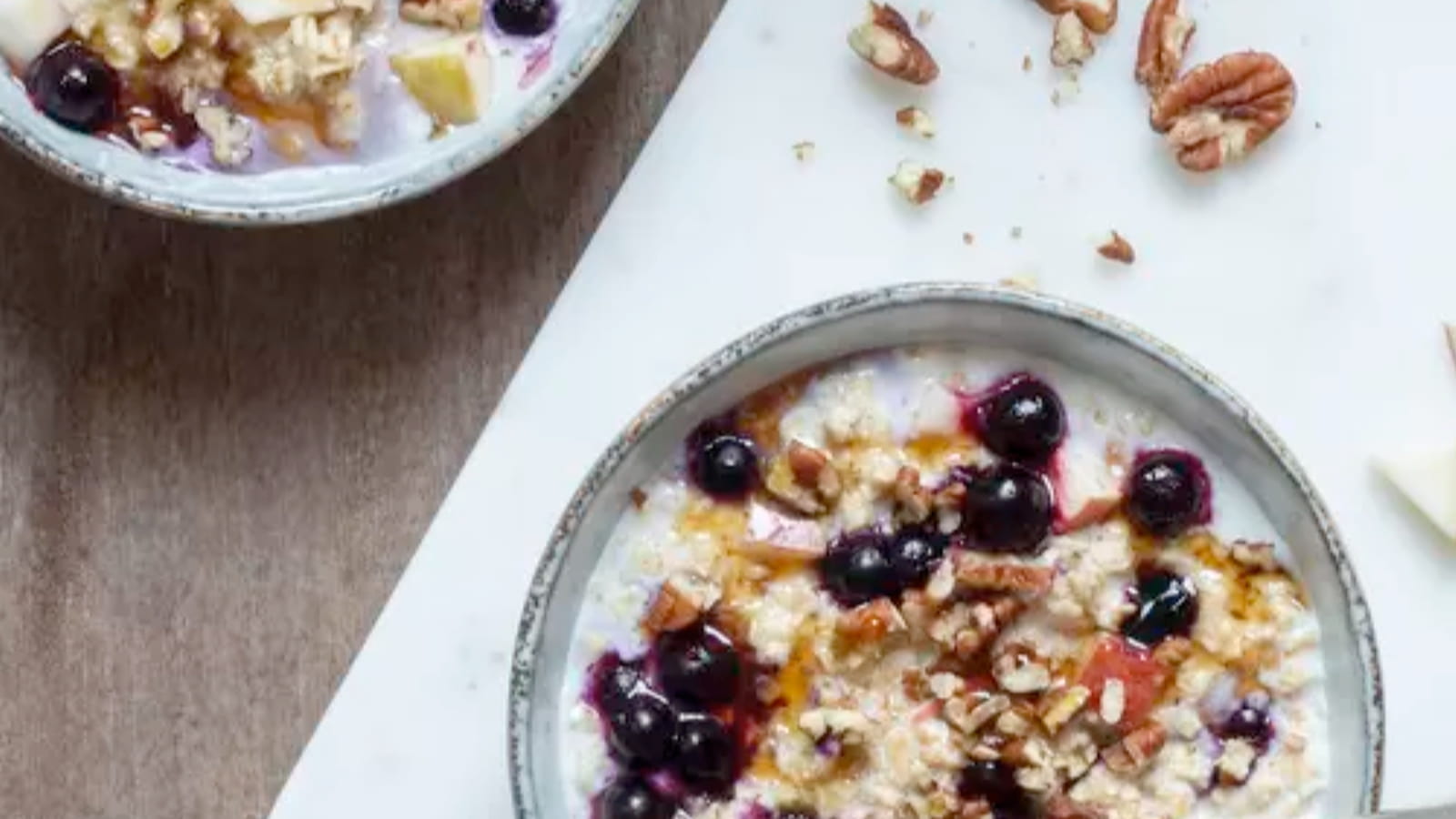 Porridge aux myrtilles, pommes et noix de pécan aux flocons d’avoine