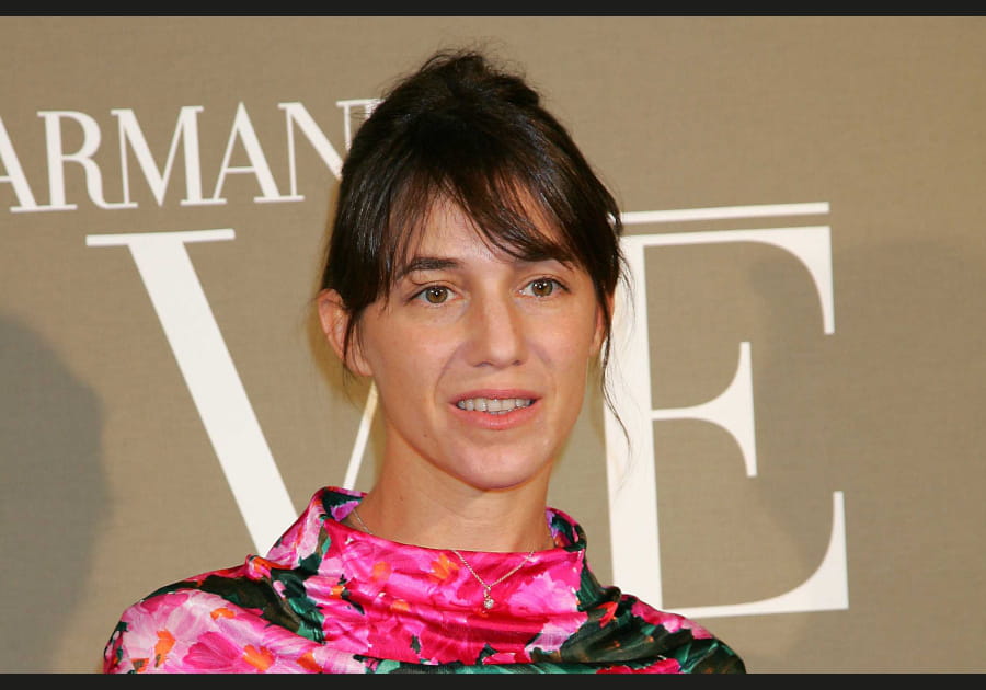 Charlotte Gainsbourg, p&eacute;tillante avec son chignon