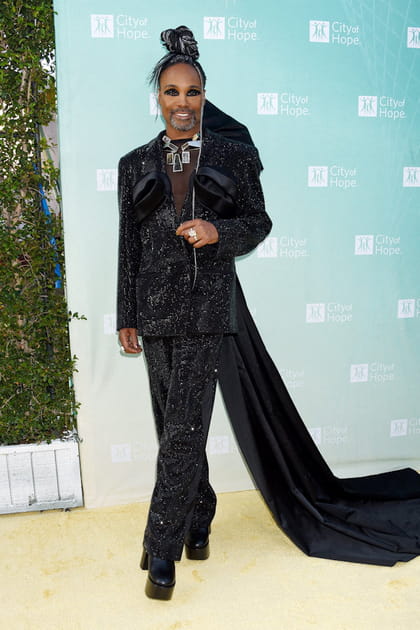 Billy Porter en costume de velours noir et traîne