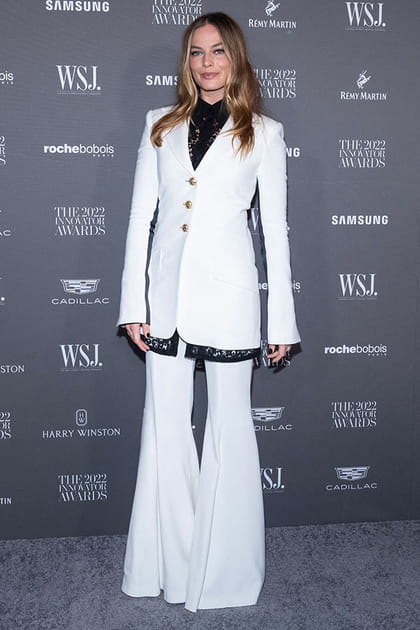 Margot Robbie en costume blanc et blouse en dentelle Proenza Schouler