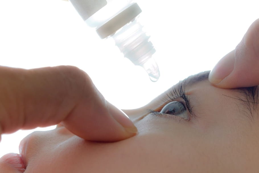 Collyres : des effets indésirables pour les bébés