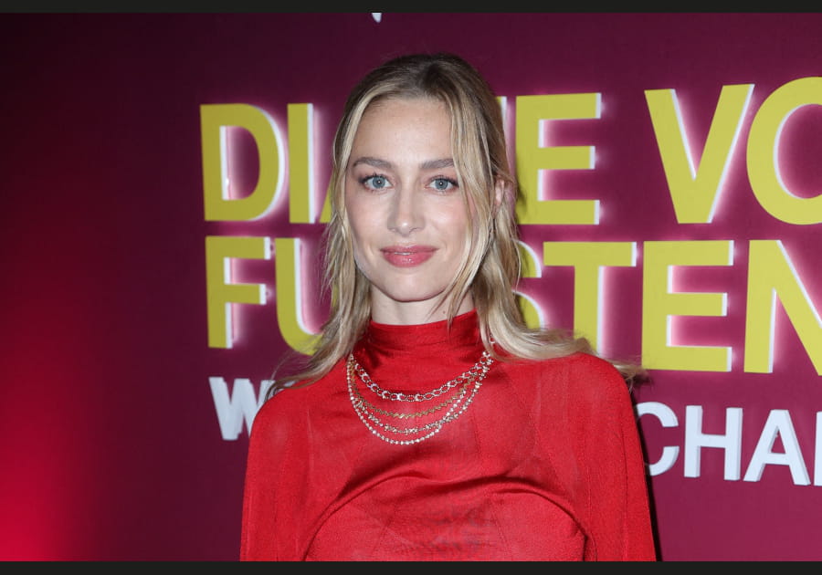 La coiffure semi-attach&eacute;e de Beatrice Borromeo