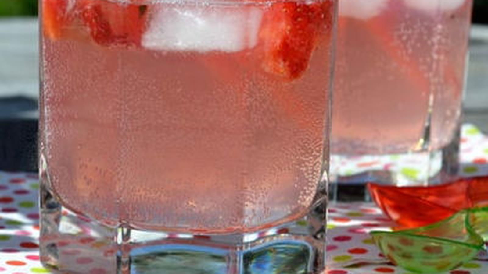 Cocktail de vodka et cidre aux fraises et citron vert