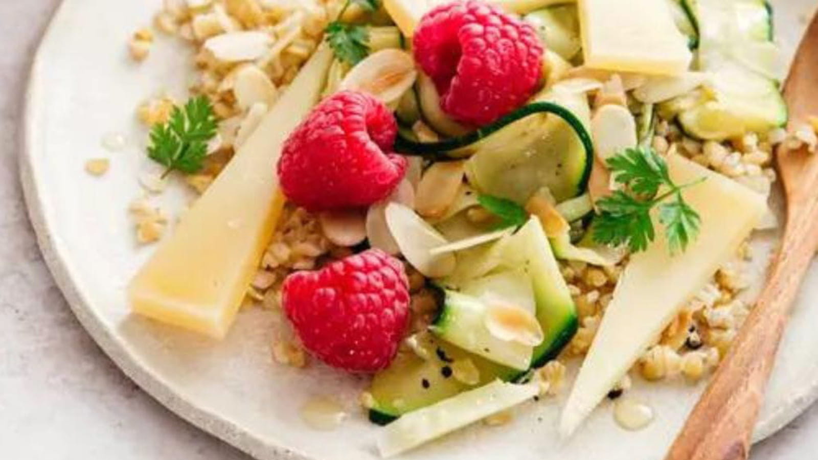 Salade de boulghour aux courgettes, framboises et Ossau-Iraty AOP