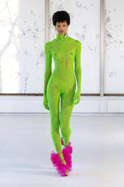 Combinaison vert fluo transparente aper&ccedil;ue sur le d&eacute;fil&eacute; Area