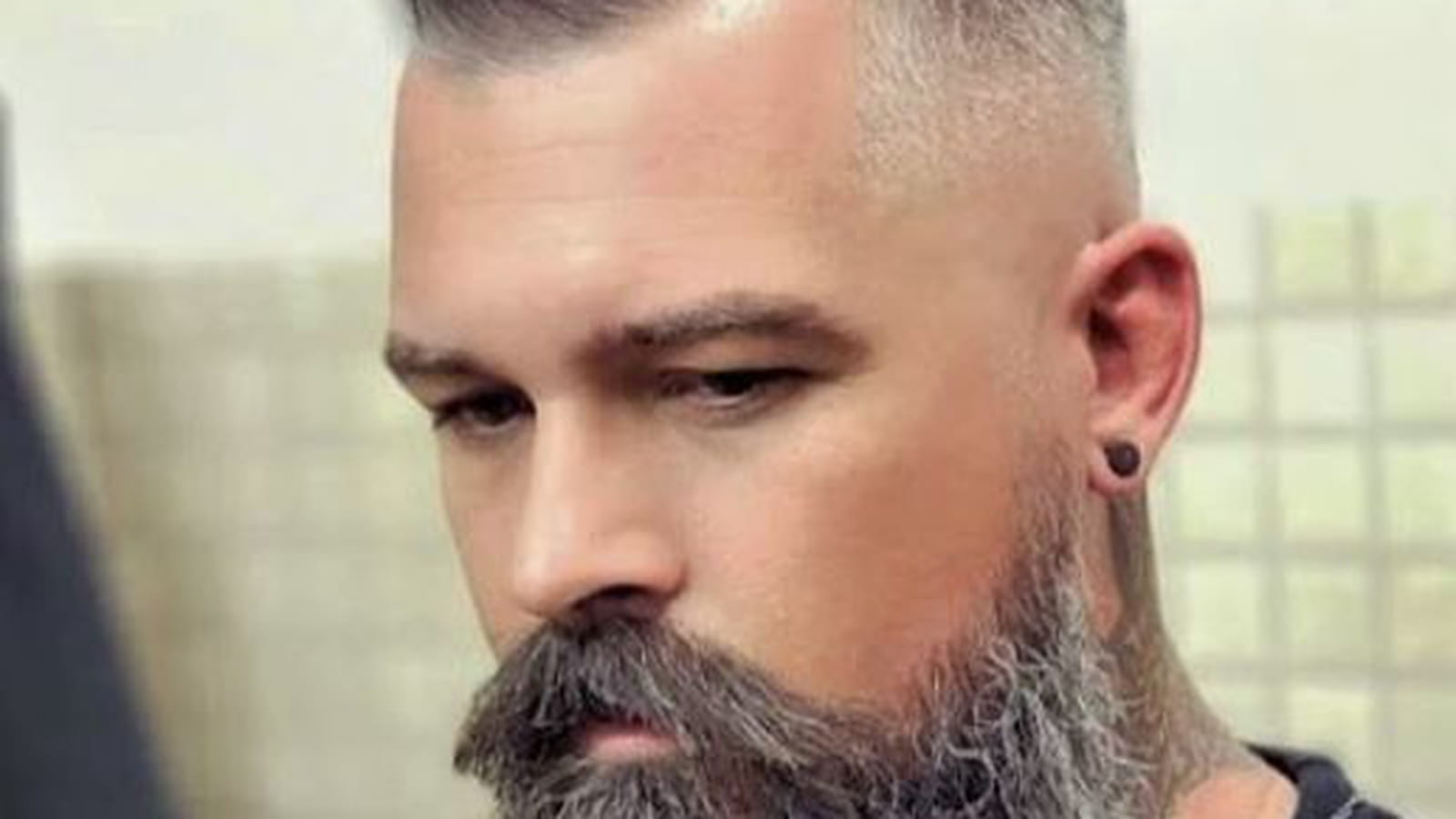 Les cheveux gominés avec dégradé sur les côtés