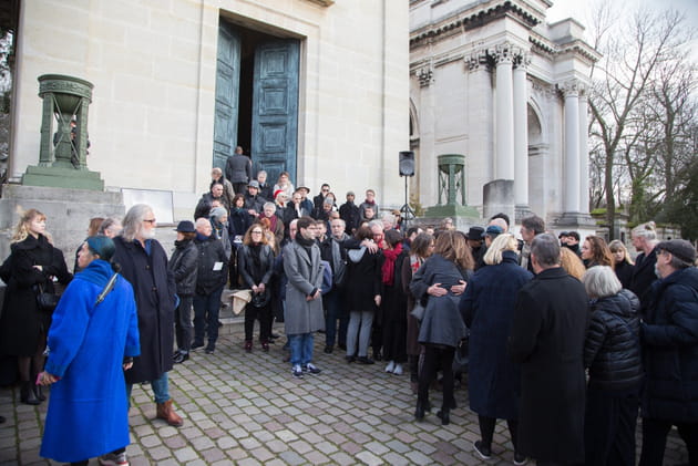 La foule c&eacute;l&egrave;bre la m&eacute;moire d'Anna Karina