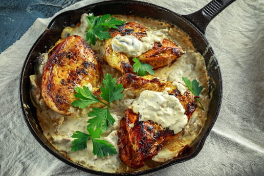Le dimanche, Cyril Lignac pr&eacute;pare son poulet comme &ccedil;a&nbsp;: &quot;c'est une recette que j'adore&quot;