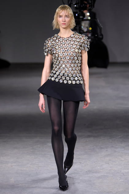 Jupe patineuse et top &agrave; disques argent&eacute;s&nbsp;aper&ccedil;us sur le d&eacute;fil&eacute; David Koma