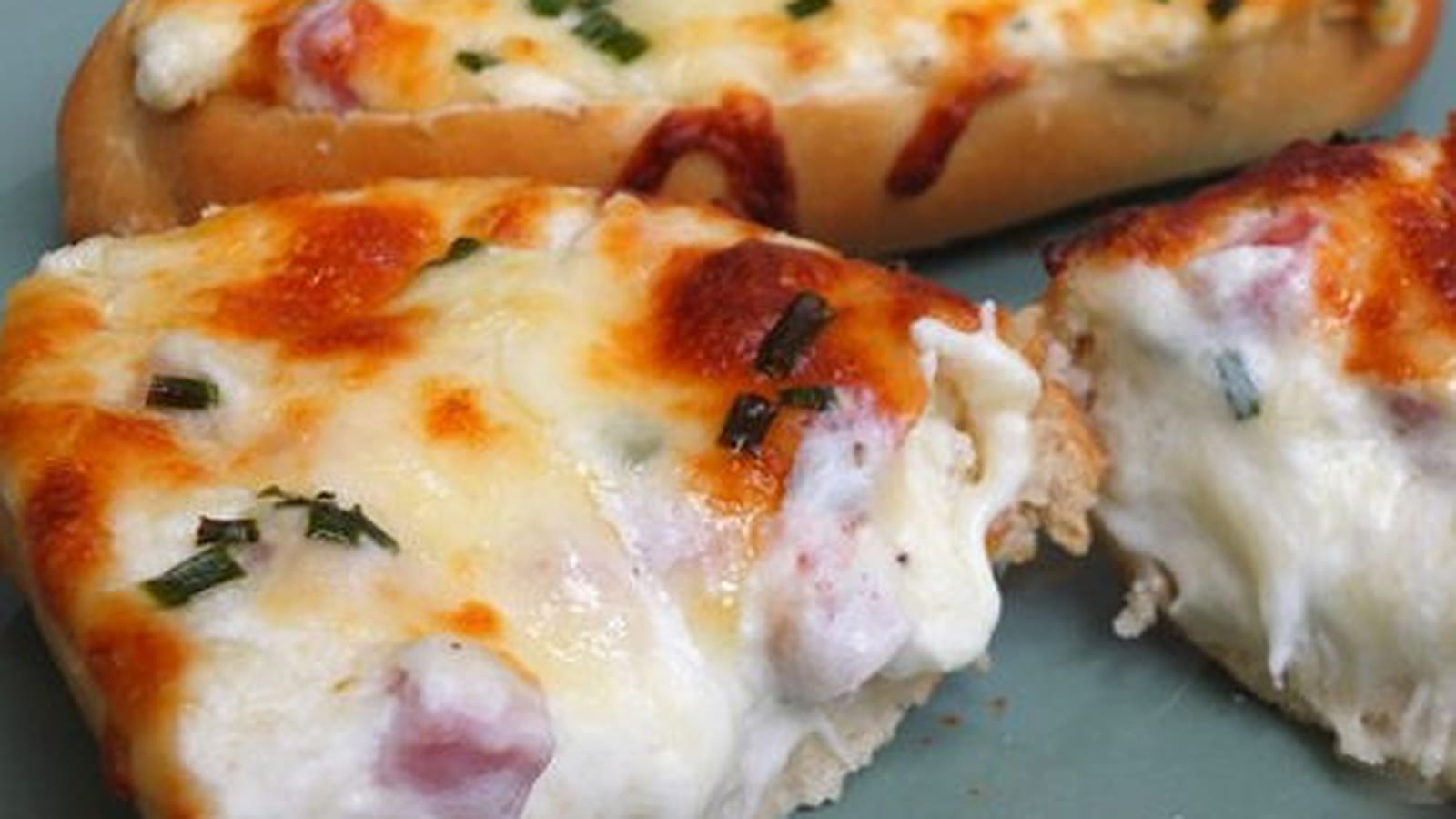 Petits pains garnis jambon fromages