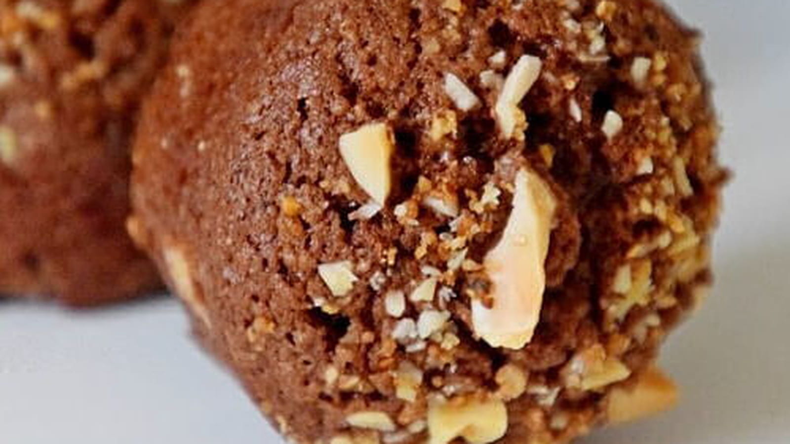 Financier au chocolat garni d'amande et de pralin