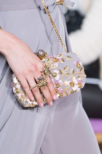 La minaudi&egrave;re fleurie du d&eacute;fil&eacute; Georges Hobeika