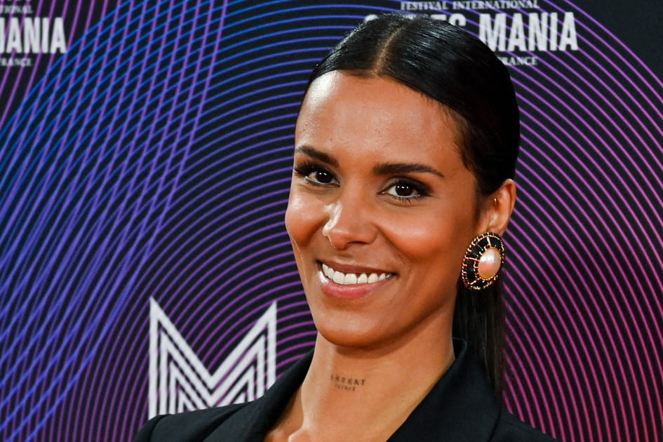 Raie au milieu et queue-de-cheval lisse de Shy'm