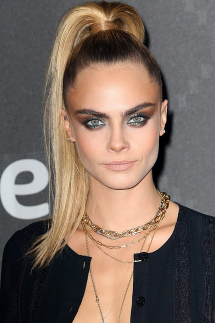 Cara Delevingne avec colliers rangs multiples