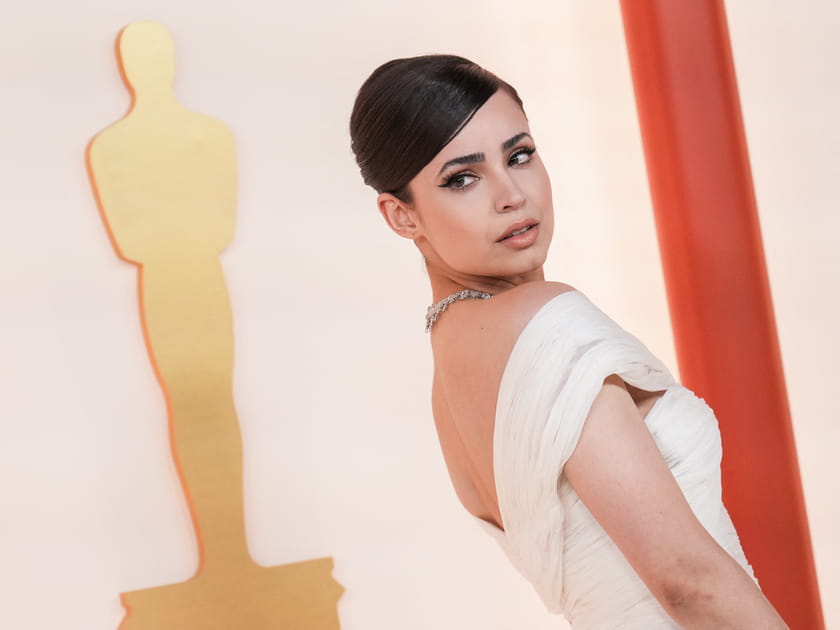 Sofia Carson, &eacute;l&eacute;gante avec sa m&egrave;che plaqu&eacute;e au front