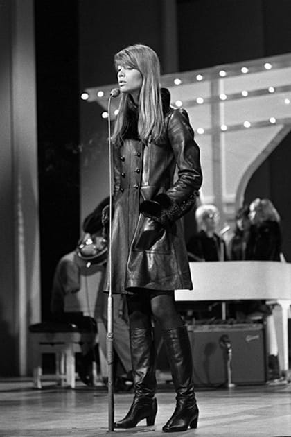 Françoise Hardy en manteau de cuir Yves Saint Laurent