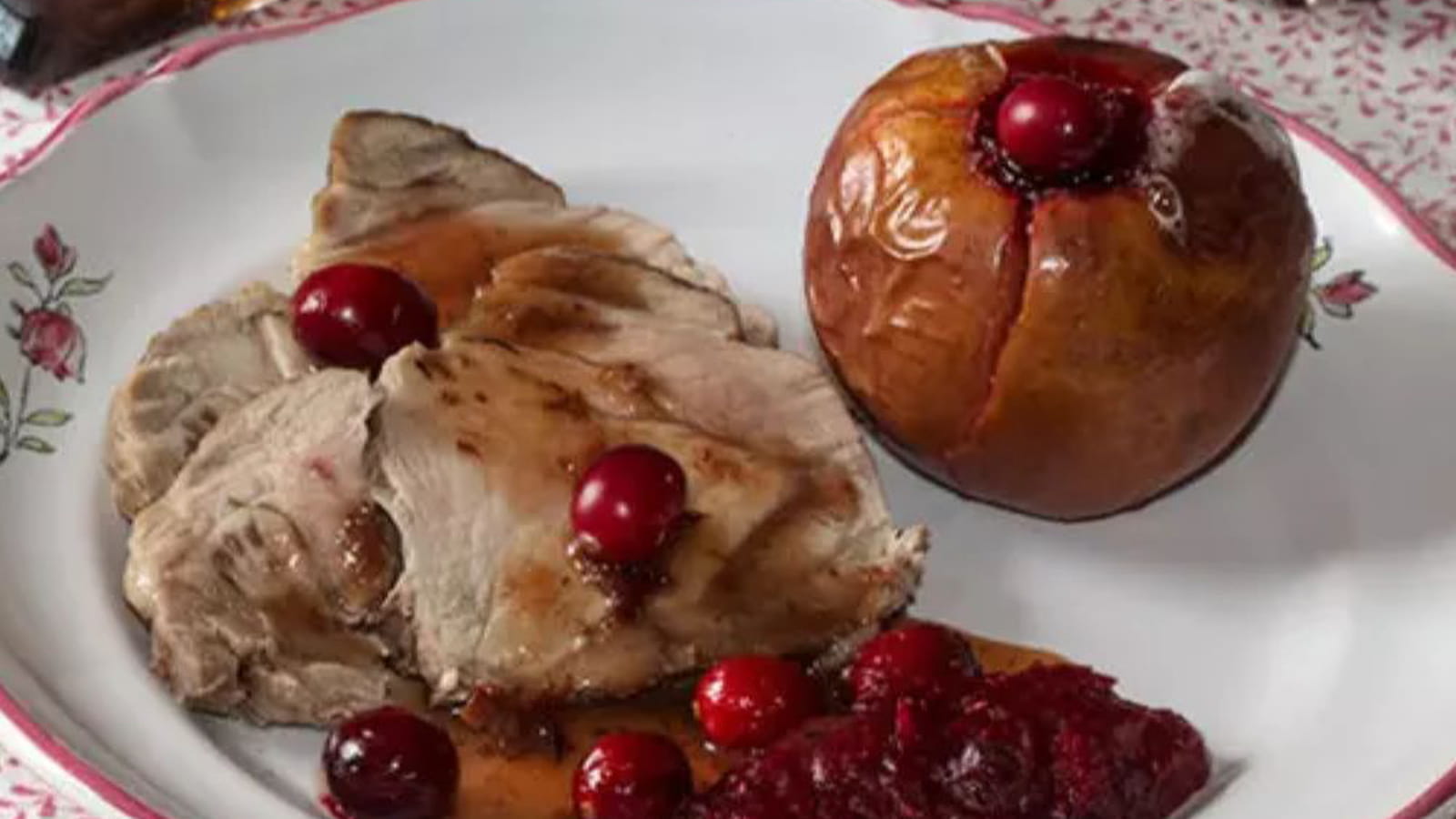 Rôti de porc aux pommes farcies à la compotée de canneberges