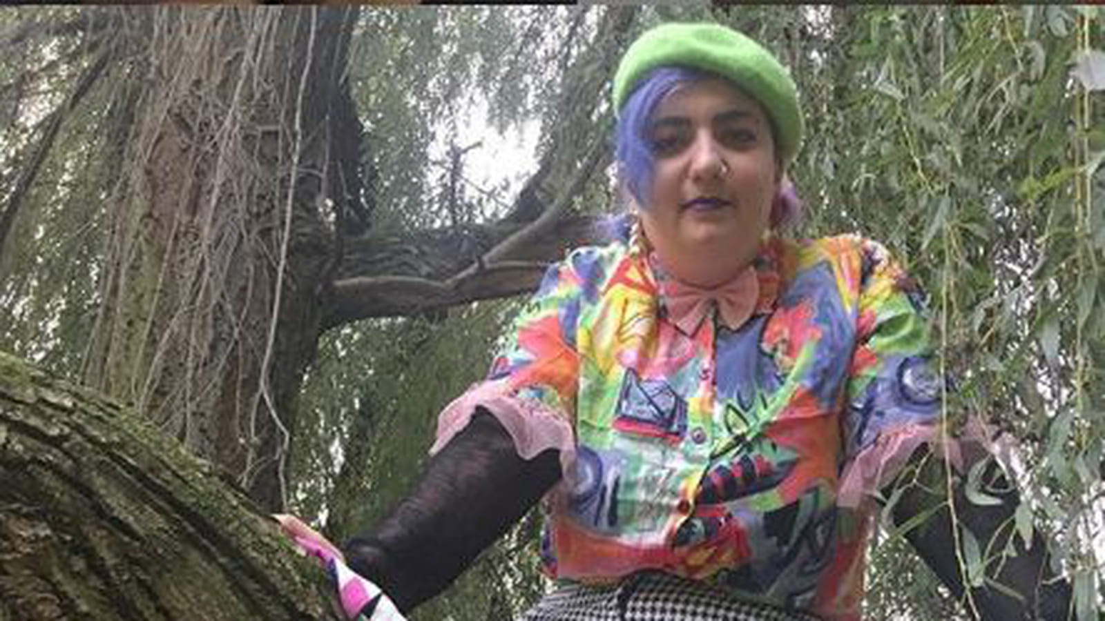 @theutoptimist, la dame nature qui grimpe aux arbres  