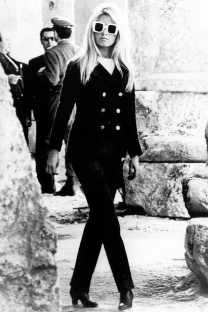 Brigitte Bardot en tailleur noir Yves Saint Laurent