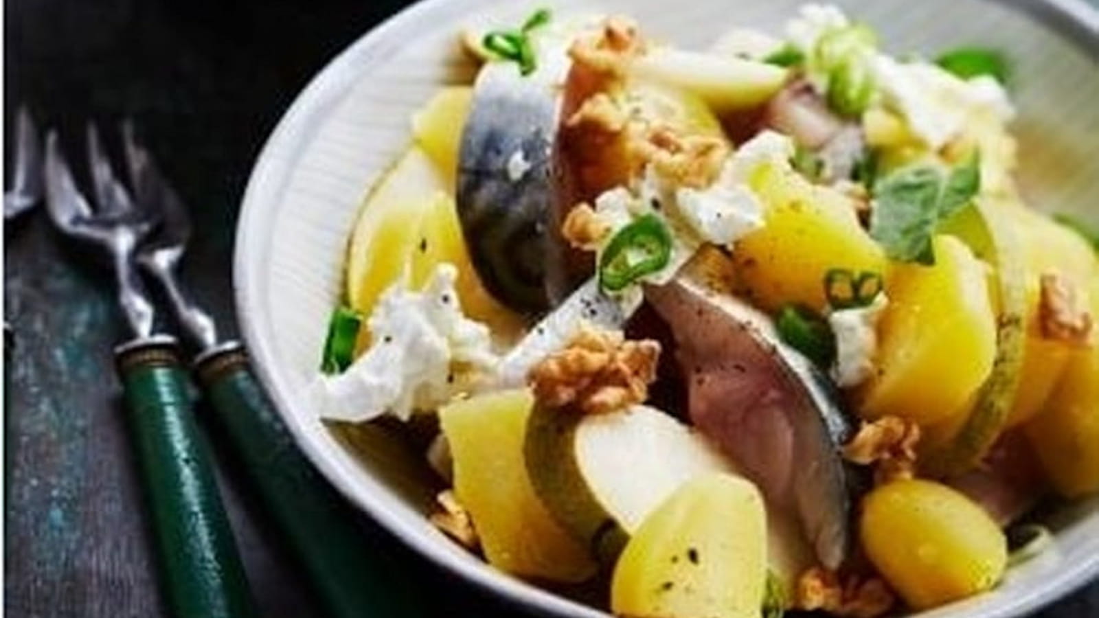Salade de pommes de terre primeurs, poire, maquereau, chèvre, noix et basilic